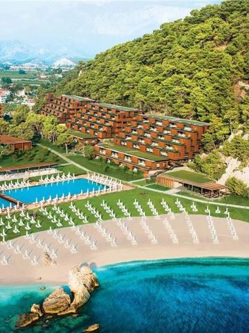 Luftaufnahme des Resorts mit Pools und nah am Meer liegendem Strandabschnitt