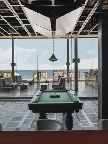 Billardraum mit Meerblick und moderner Einrichtung