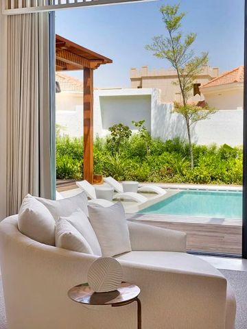 Helle Suite mit Poolzugang und modernen Möbeln in Maysan Doha.