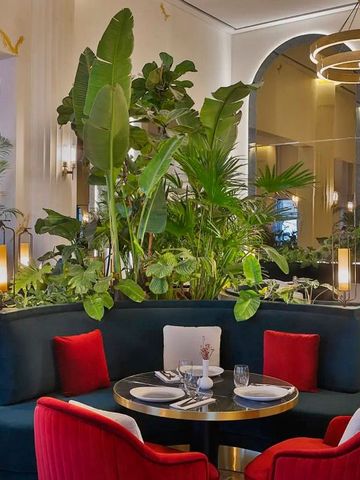 Stilvoll eingerichtetes Restaurant mit moderner Beleuchtung und Pflanzen