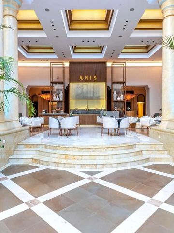 Elegante Hotellobby mit hohen Säulen und Sitzbereich im Mazagan Beach & Golf Resort