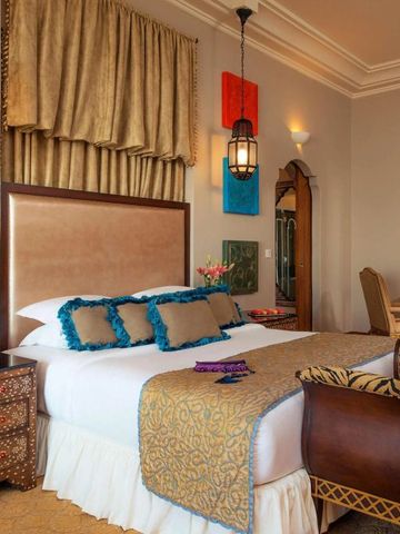 Stilvolles Hotelzimmer mit dekorativen Elementen und gemütlichem Ambiente im Mazagan Beach & Golf Resort