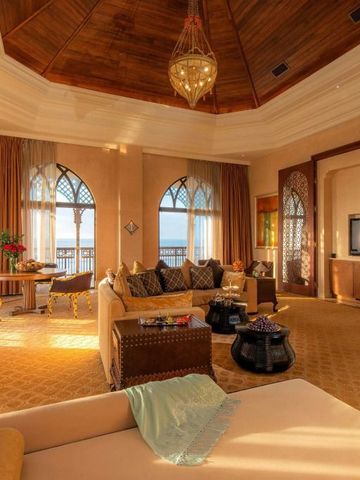 Geräumige Suite mit traditioneller Dekoration und Blick auf das Meer im Mazagan Beach & Golf Resort