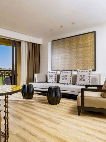 Moderne Lounge mit stilvoller Einrichtung und Balkon im Mazagan Beach & Golf Resort