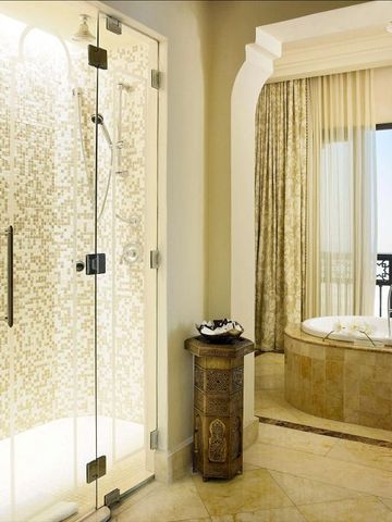 Luxuriöses Badezimmer mit großer Dusche und freistehender Badewanne im Mazagan Beach & Golf Resort