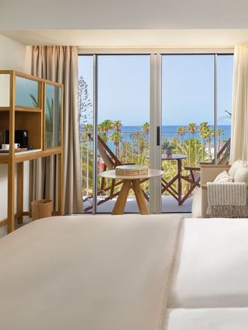 Hotelzimmer mit Blick auf das Meer, komfortabel und modern eingerichtet