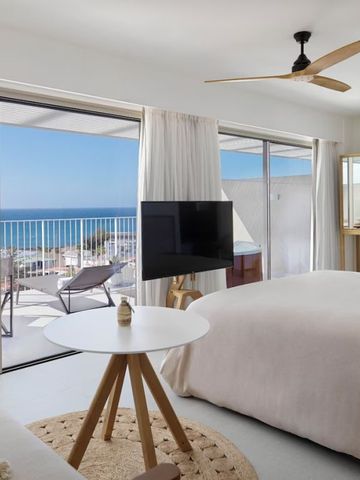 Hotelzimmer mit Terrasse und Meerblick, stilvoll ausgestattet