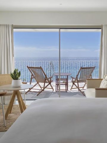 Helles Hotelzimmer mit Meerblick und modernem Design