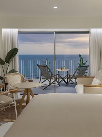Gemütliches Hotelzimmer mit Balkon und Meerblick bei Sonnenuntergang