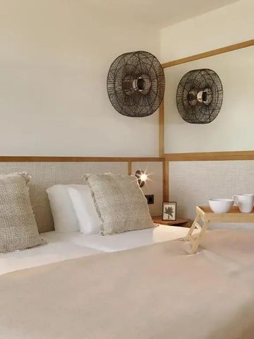 Modernes Hotelzimmer mit schlichtem Design und Dekoration