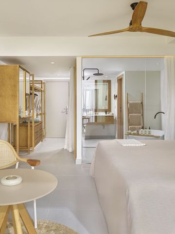 Geräumiges Hotelzimmer mit großem Bett und modernem Badezimmer