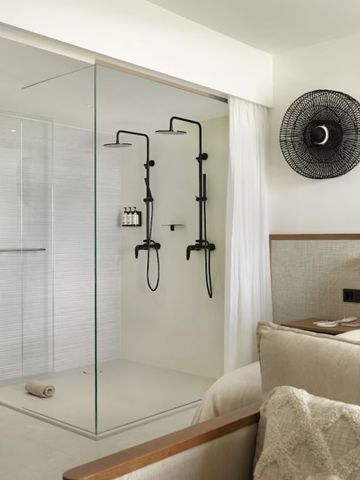 Modernes Hotelzimmer mit Glas-Duschkabine und stilvollen Duschen