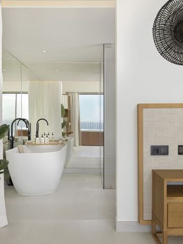 Luxuriöses Badezimmer mit freistehender Badewanne und Pflanzen