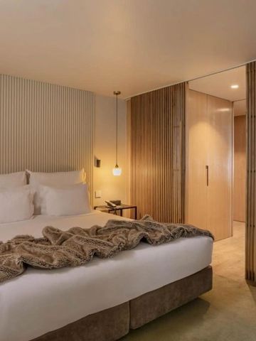 Helles Zimmer mit Doppelbett, Holzwänden und dezentem Licht