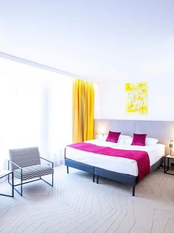 Helles Zimmer mit gelben Vorhängen, modernem Design und komfortabler Ausstattung