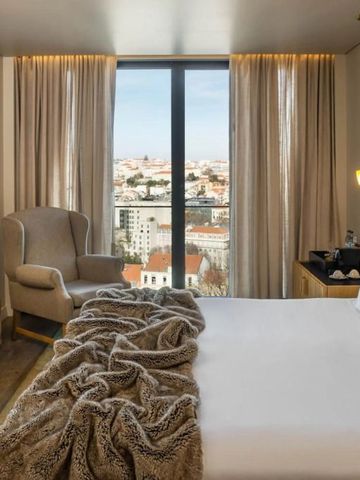Modernes Hotelzimmer mit großem Fenster und Stadtblick