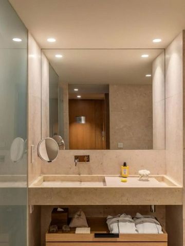 Luxuriöses Badezimmer mit großem Spiegel und dezenter Beleuchtung