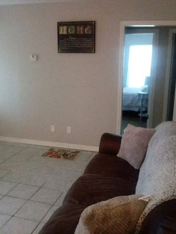 Wohnbereich mit gemütlichem Sofa und einfachem Dekor