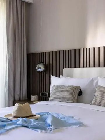 Gut ausgestattetes Hotelzimmer mit moderner Einrichtung und Kopfkissen.