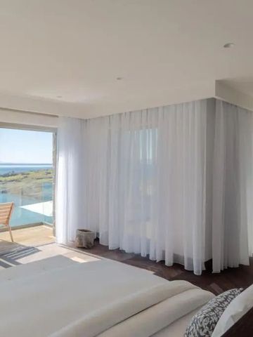 Lichtdurchflutetes Schlafzimmer mit Panoramablick auf das Meer und eigener Terrasse