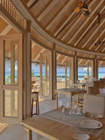 Offenes Restaurant auf Milaidhoo mit Blick auf den Ozean und sonnige Terrasse.