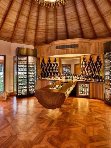 Weinkeller mit hölzernem Interieur und umfangreicher Weinauswahl auf Milaidhoo.