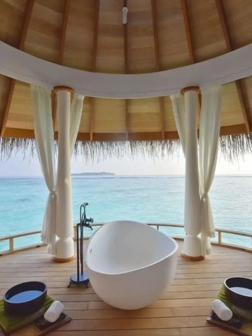 Luxuriöses Bad mit freistehender Badewanne und Meerblick im Resort