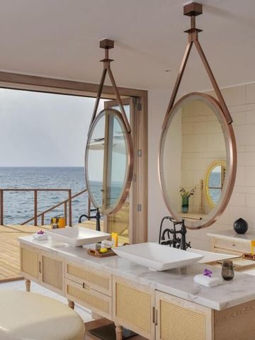 Modernes Badezimmer mit Doppelwaschbecken und Blick auf das Meer