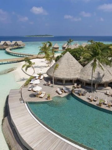 Luftaufnahme von Villen und Poollandschaft am Strand