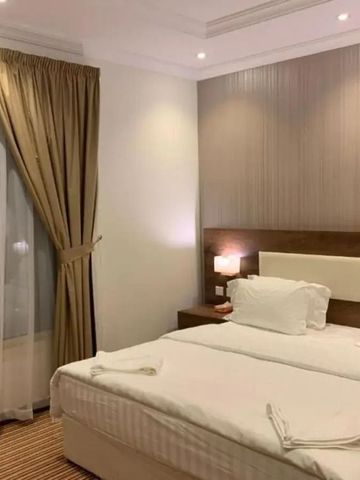 Komfortables Hotelzimmer mit Doppelbett und dezenter Beleuchtung