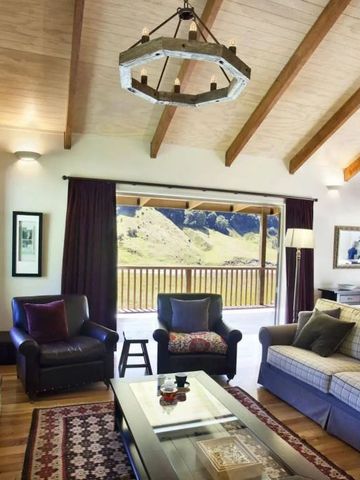 Gemütliches Wohnzimmer mit Holzbalkendecke und Kamin