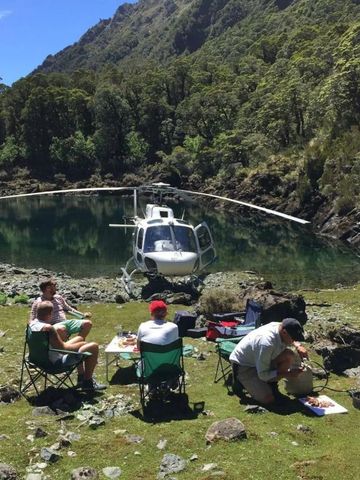 Picknick am See mit Hubschrauber im Hintergrund