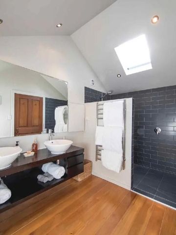 Modernes Badezimmer mit Doppelwaschbecken und ebenerdiger Dusche