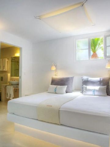 Modernes Zimmer mit großem Bett und hellen Farben