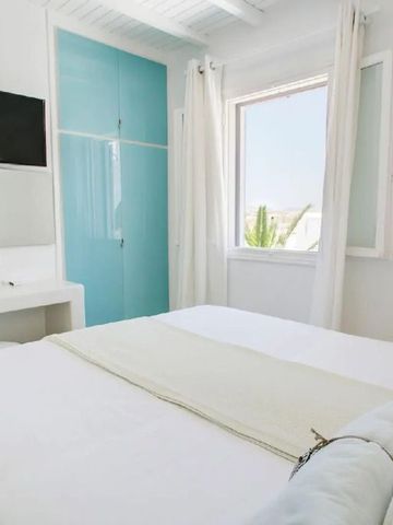 Gemütliches Schlafzimmer mit Blick auf Fenster und TV