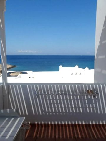 Blick von der Terrasse auf das blaue Meer