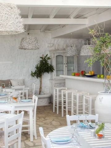 Outdoor-Bar und Restaurantbereich mit weißen Holzelementen und natürlichem Dekor