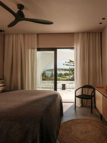Zimmer mit Balkonblick auf Meer und modernem Interieur im Minos Beach Art Hotel