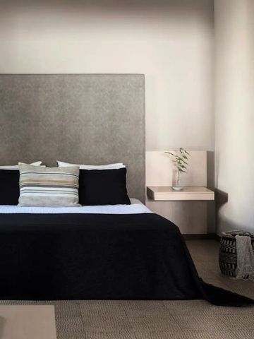Modernes Hotelzimmer mit elegantem Doppelbett und minimalistischer Dekoration