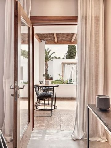 Heller Raum mit Blick auf eine Terrasse und stilvolle Einrichtung