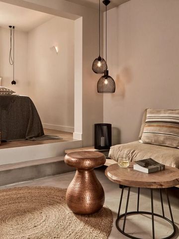 Gemütlicher Wohnbereich mit moderner Beleuchtung und Dekoration