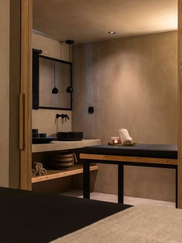 Modernes Spa-Zimmer mit rustikalem Holzdekor und gedämpfter Beleuchtung