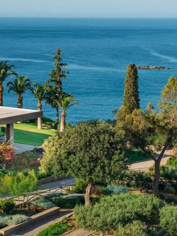 Landschaftsgarten mit Meerblick und mediterranen Pflanzen