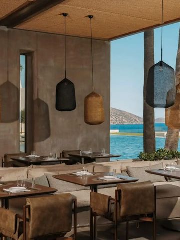 Stilvolles Restaurant mit Blick aufs Meer und dekorativen Hängelampen