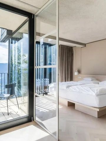 Helles Zimmer mit Balkontür und Blick auf die Natur