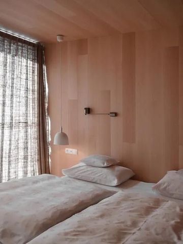 Gemütliches Zimmer mit Holzverkleidung und dezenter Beleuchtung