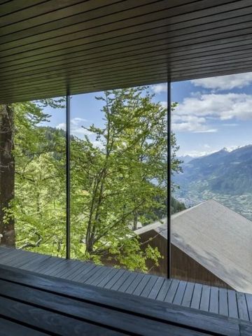 Panoramasauna mit Blick auf Berge und Tal bei Tageslicht