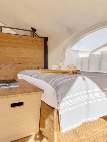 Elegantes Zeltzimmer mit Tageslicht durchflutet und moderner Einrichtung