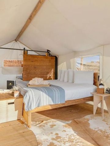 Zeltzimmer mit stilvollem Holzmöbel und gemütlicher Atmosphäre