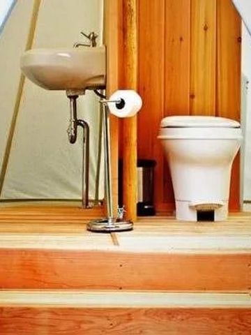 Einfaches Badezimmer in einem luxuriösen Zelt mit Holzdetails